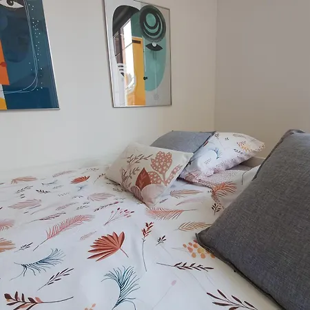 Le Nid Douillet - Lit Double - 10min A Pied Centre Apartment *